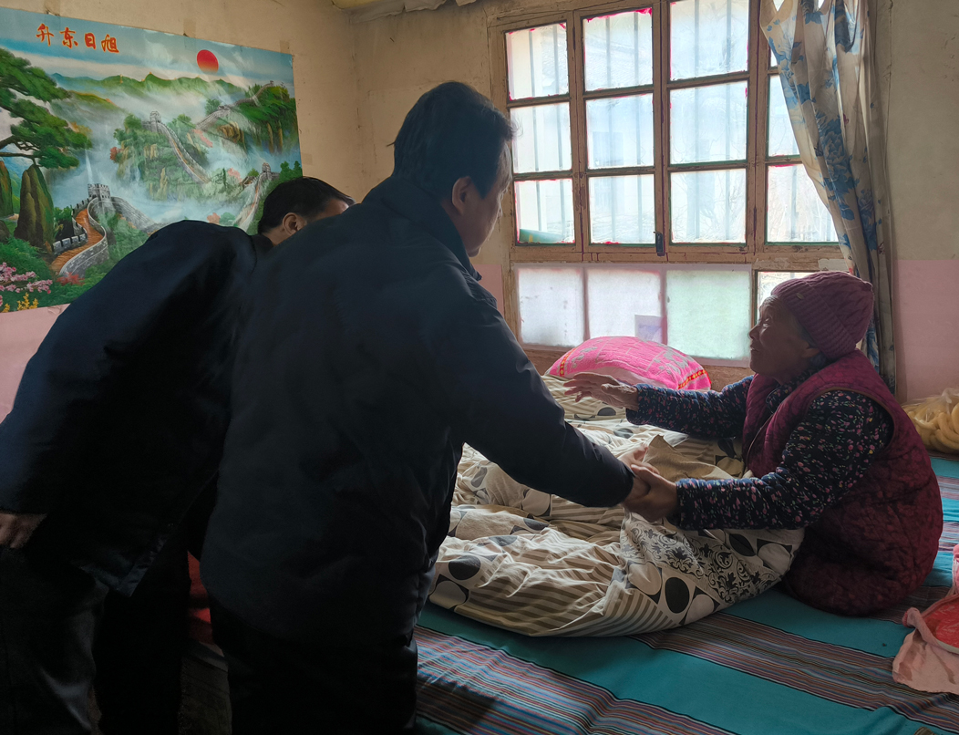 宝鸡市马头滩林业局春节前开展走访慰问老干部及困难职工群众活动