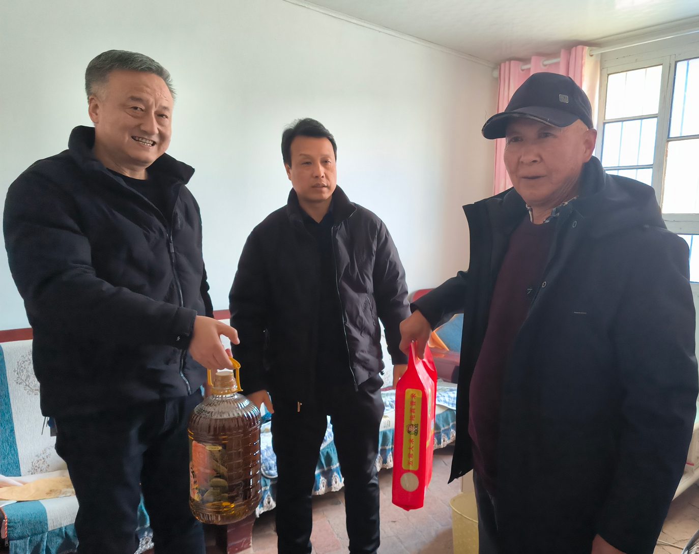 宝鸡市马头滩林业局春节前开展走访慰问老干部及困难职工群众活动